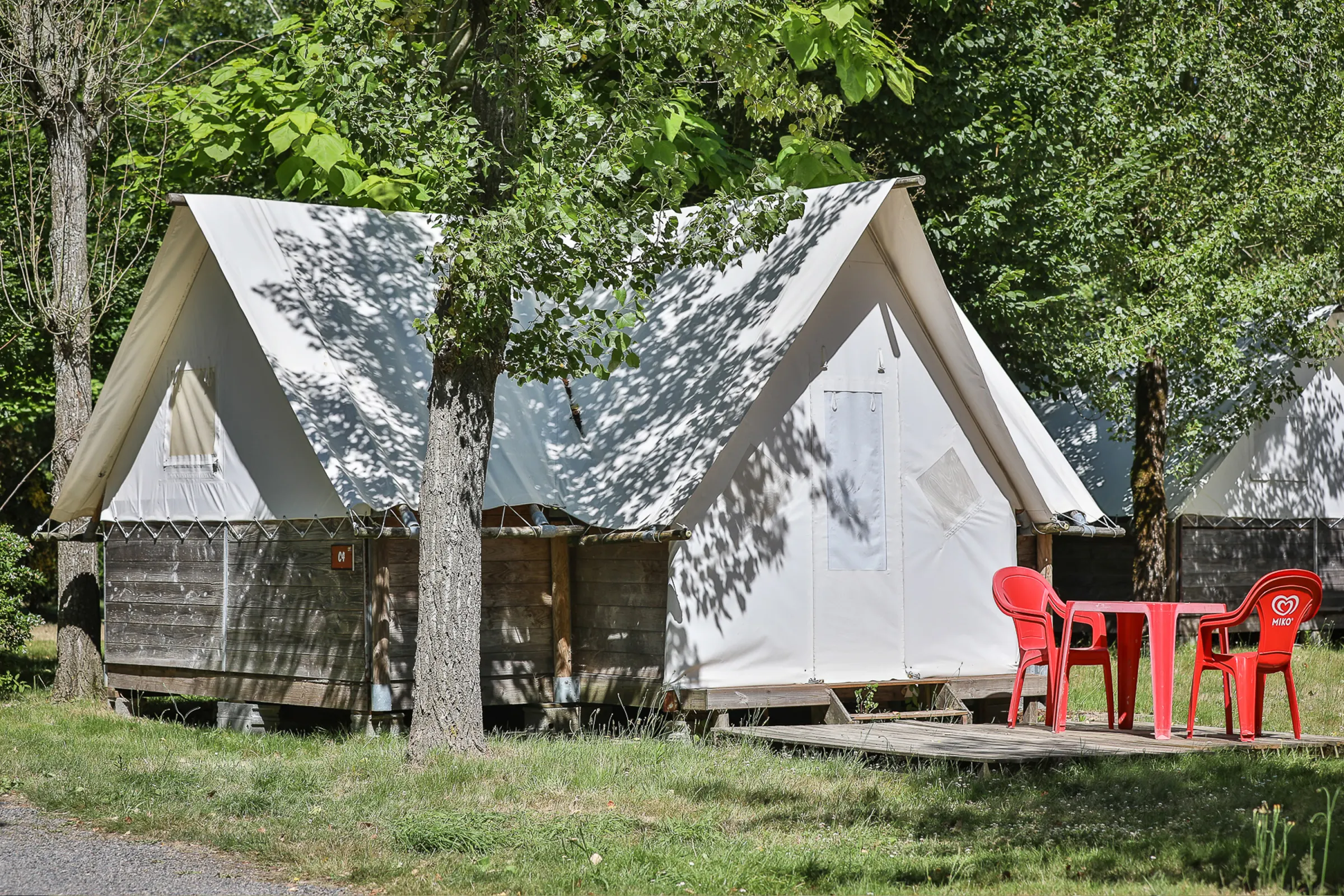Bungalow toilé dans le cadre arboré du camping
