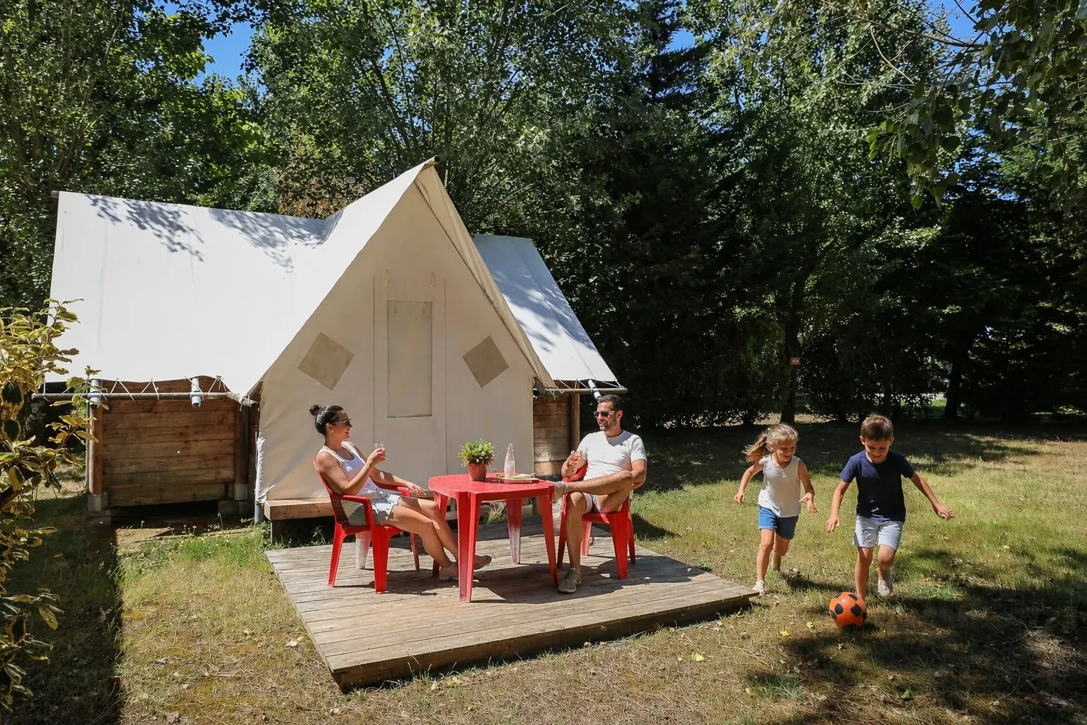 Bungalow toilé et sa terrasse en bois