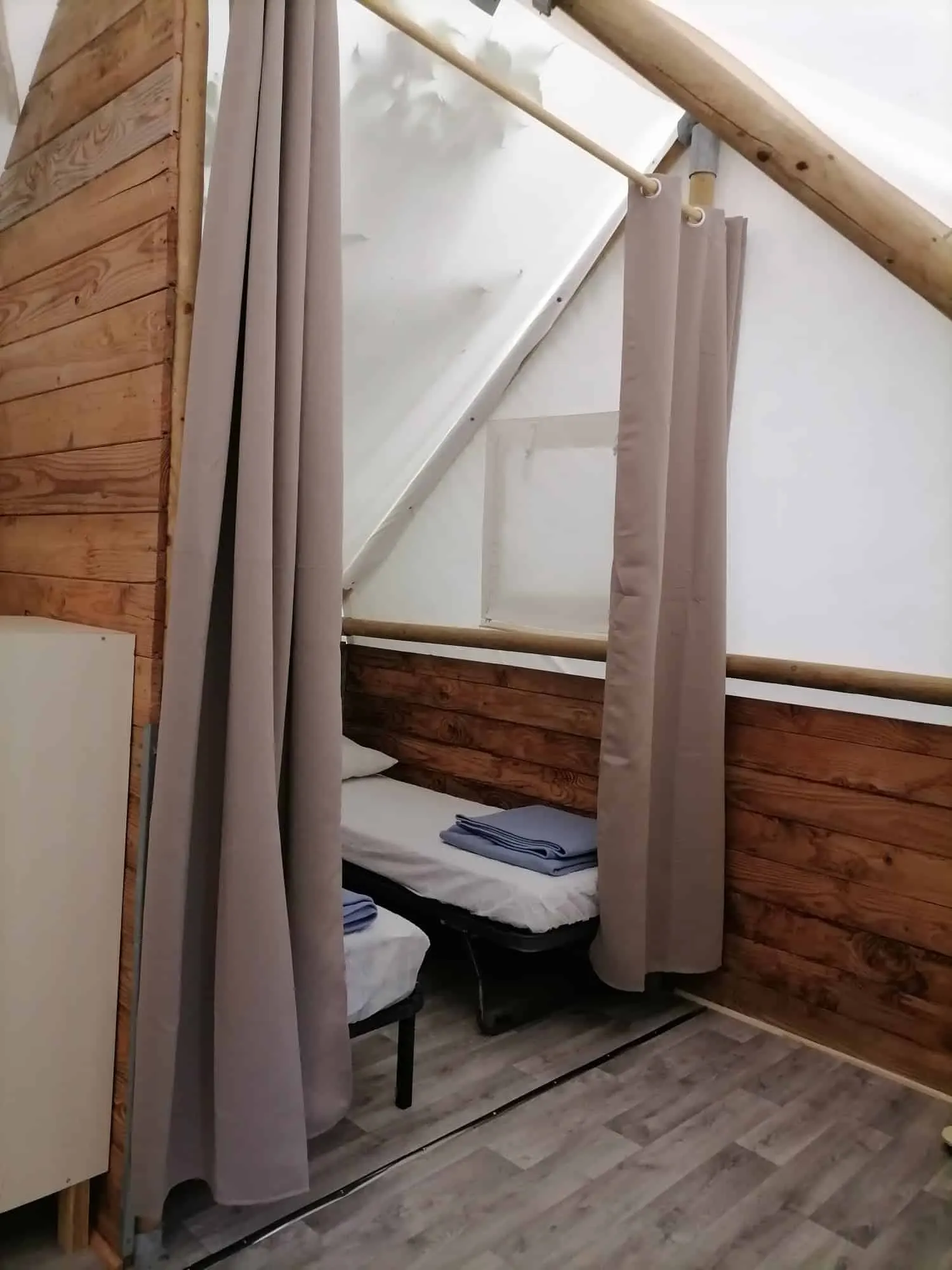 Chambre à deux lits du bungalow toilé