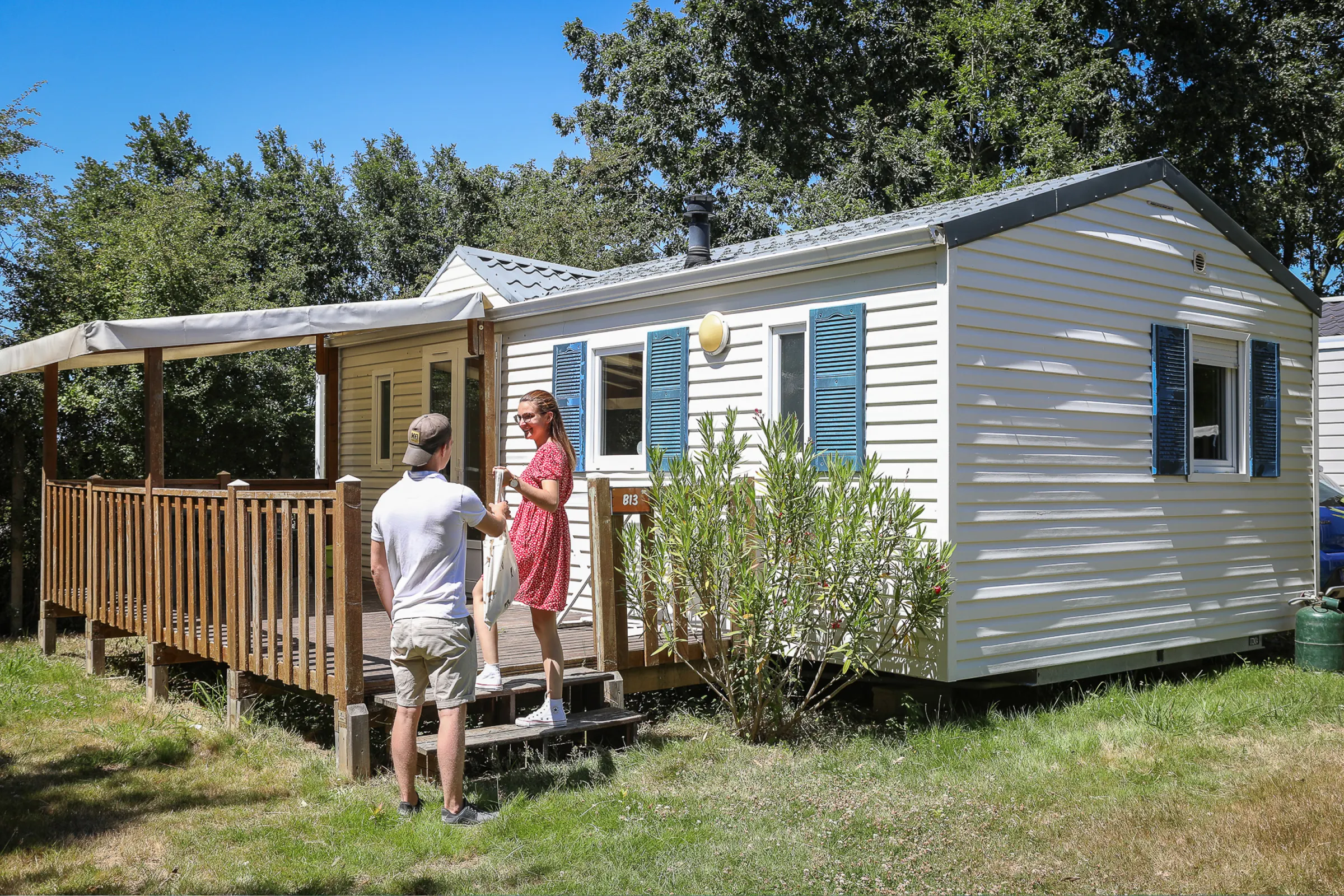 Couple sur la terrasse en bois d’un mobil-home
