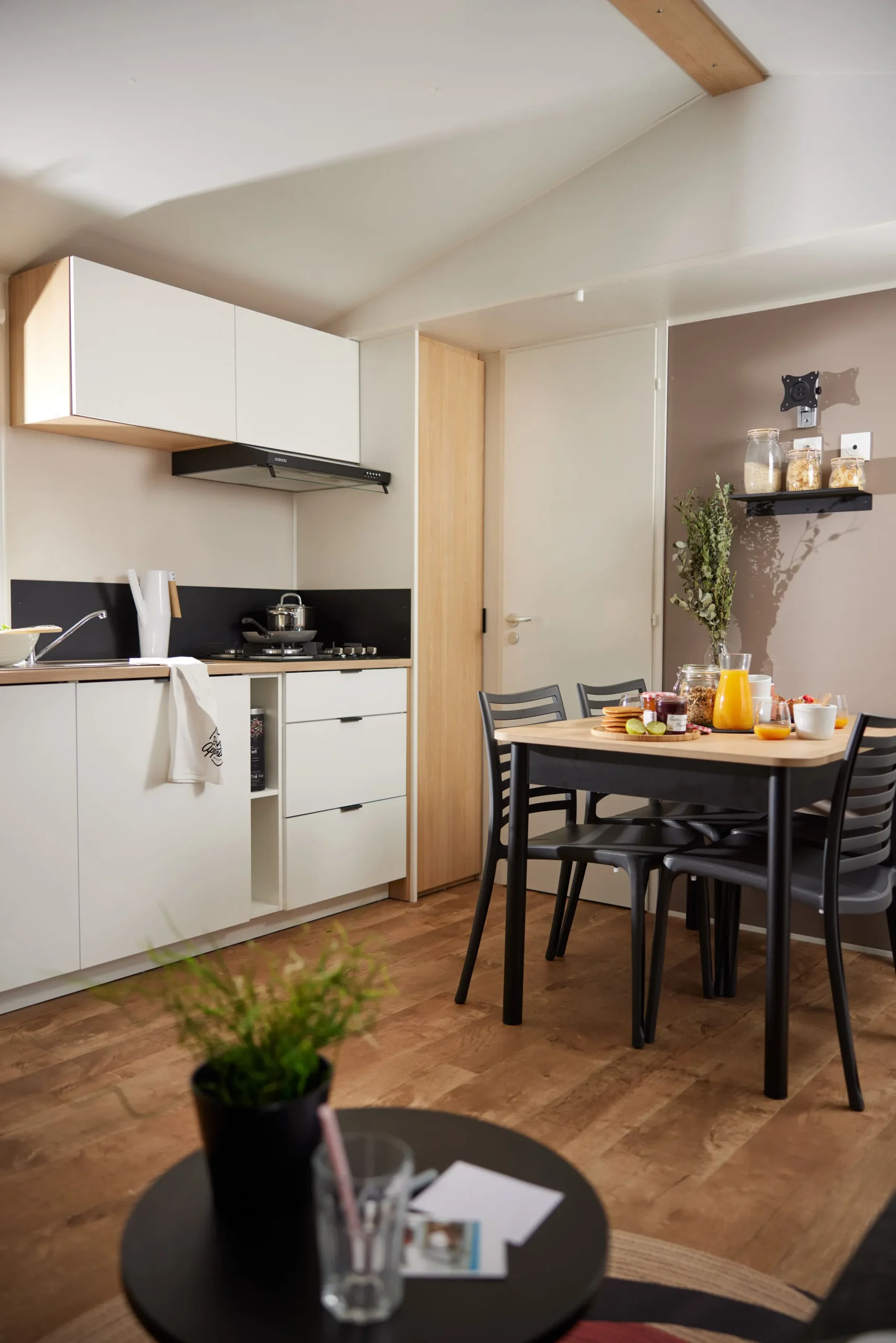 Cuisine et coin repas du mobil-home Premium