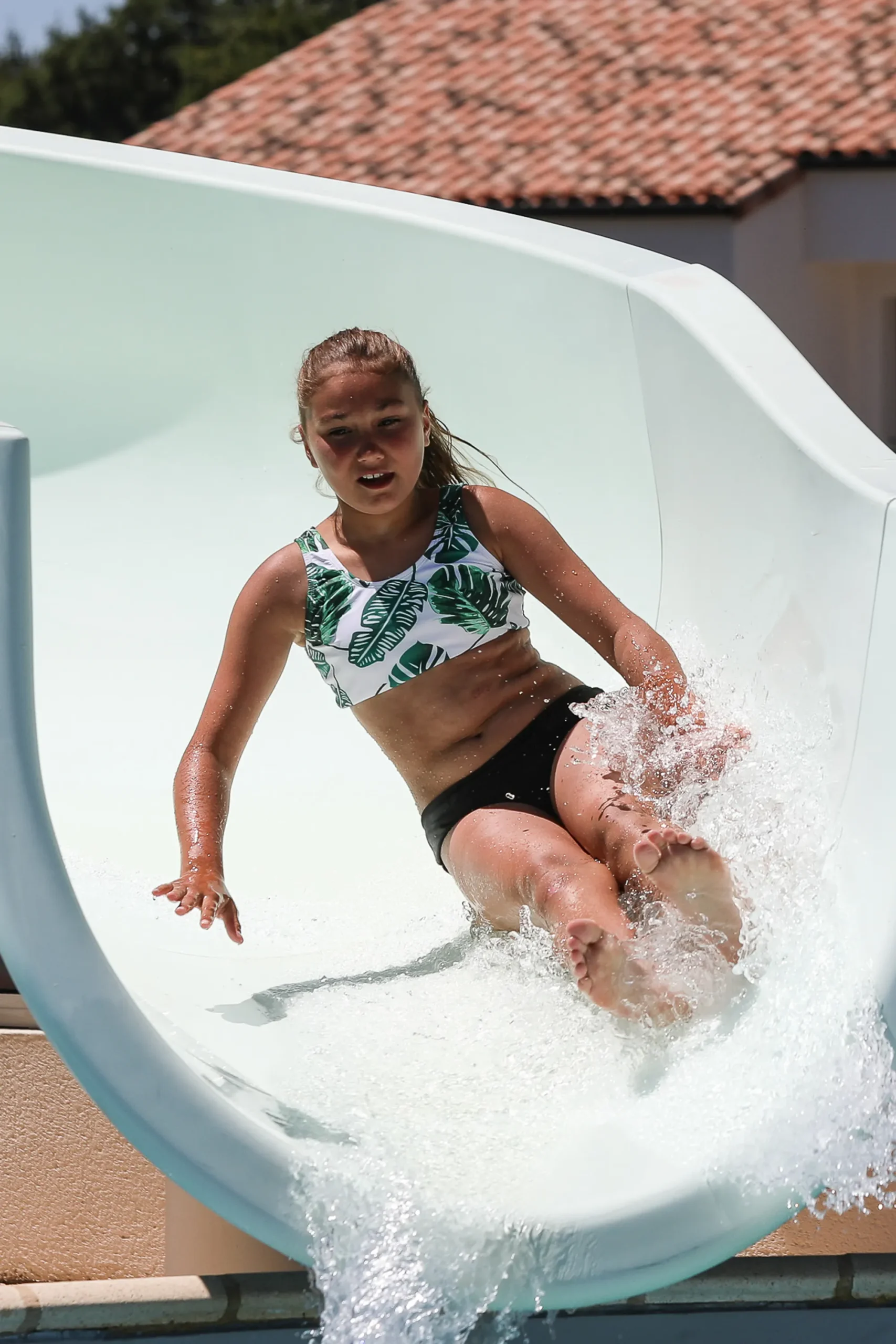 Enfant sur le toboggan de la piscine du camping