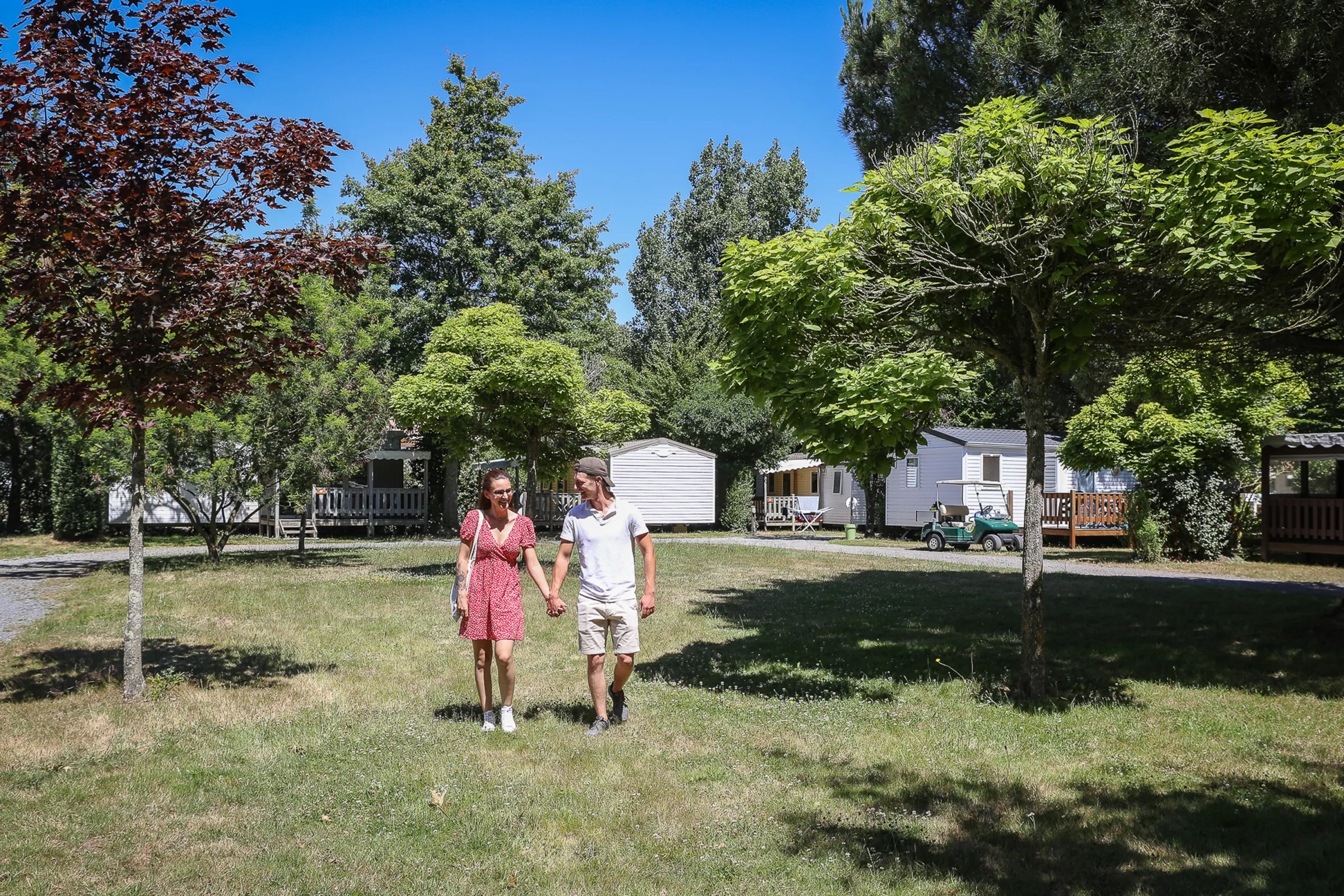 Famille en balade entre les mobil-homes
