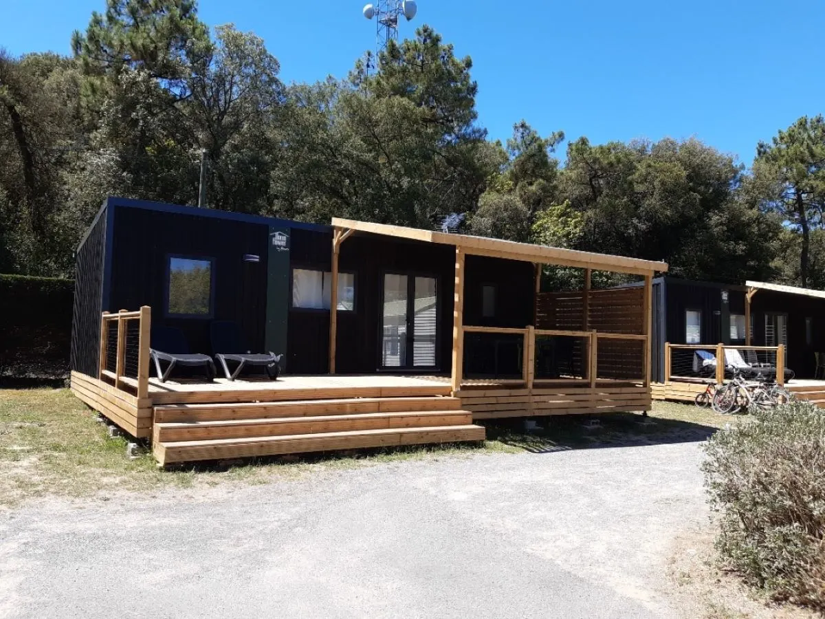 Mobil-home Home Flower et sa terrasse en bois