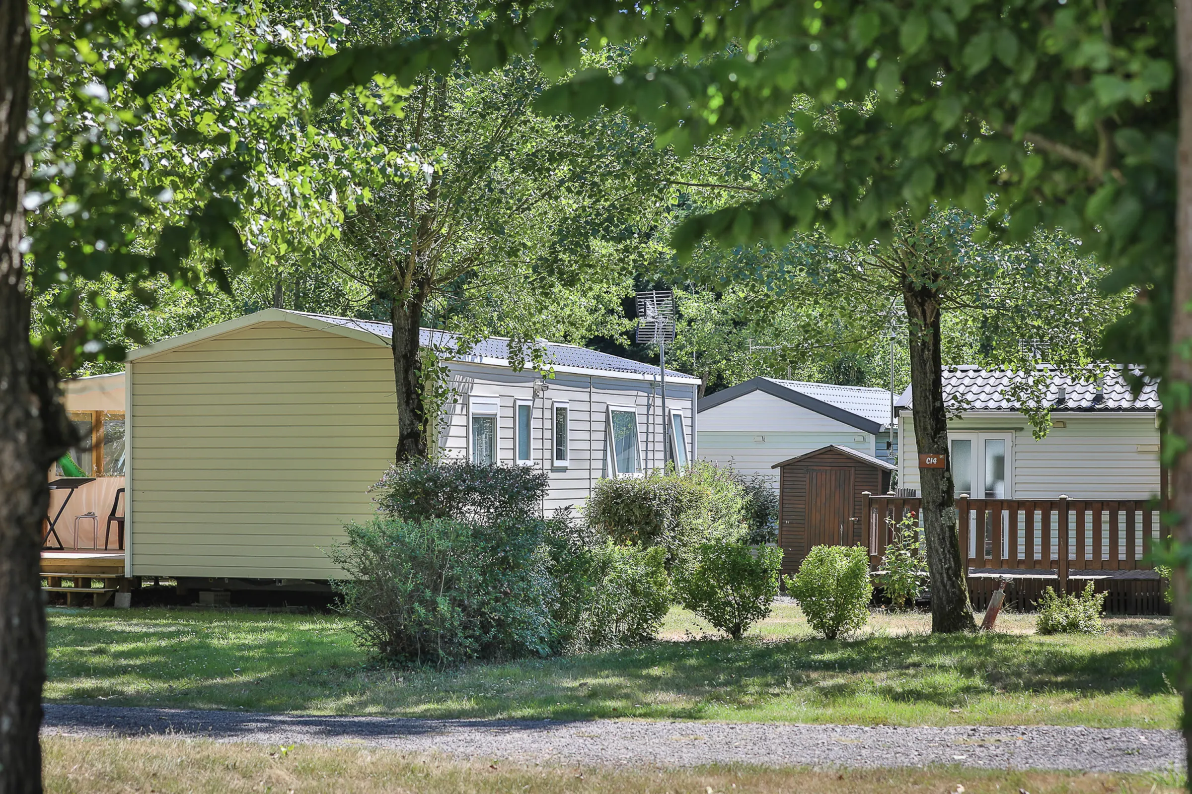 Mobil-homes sous les arbres du camping