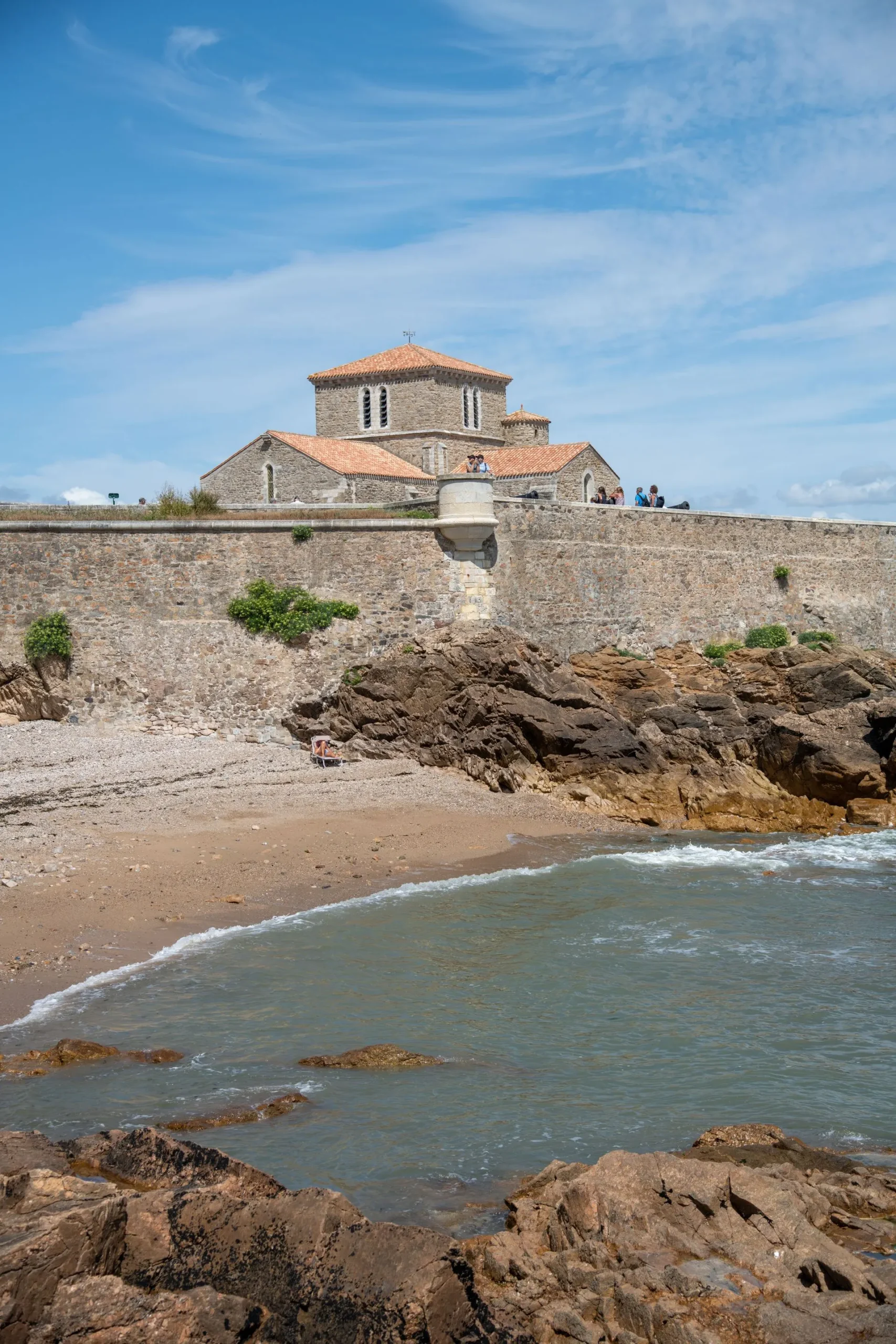 Plage et église au bord de l’océan aux Sables d’Olonne