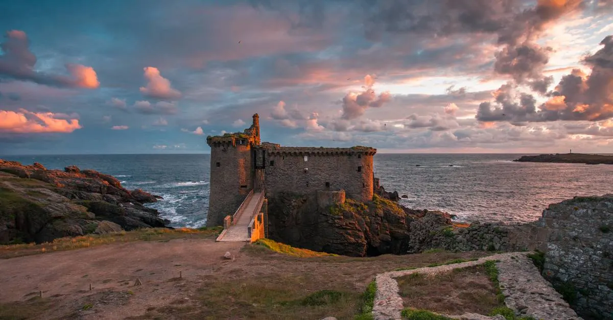 Vieux château de l’Île d’Yeu au coucher du soleil