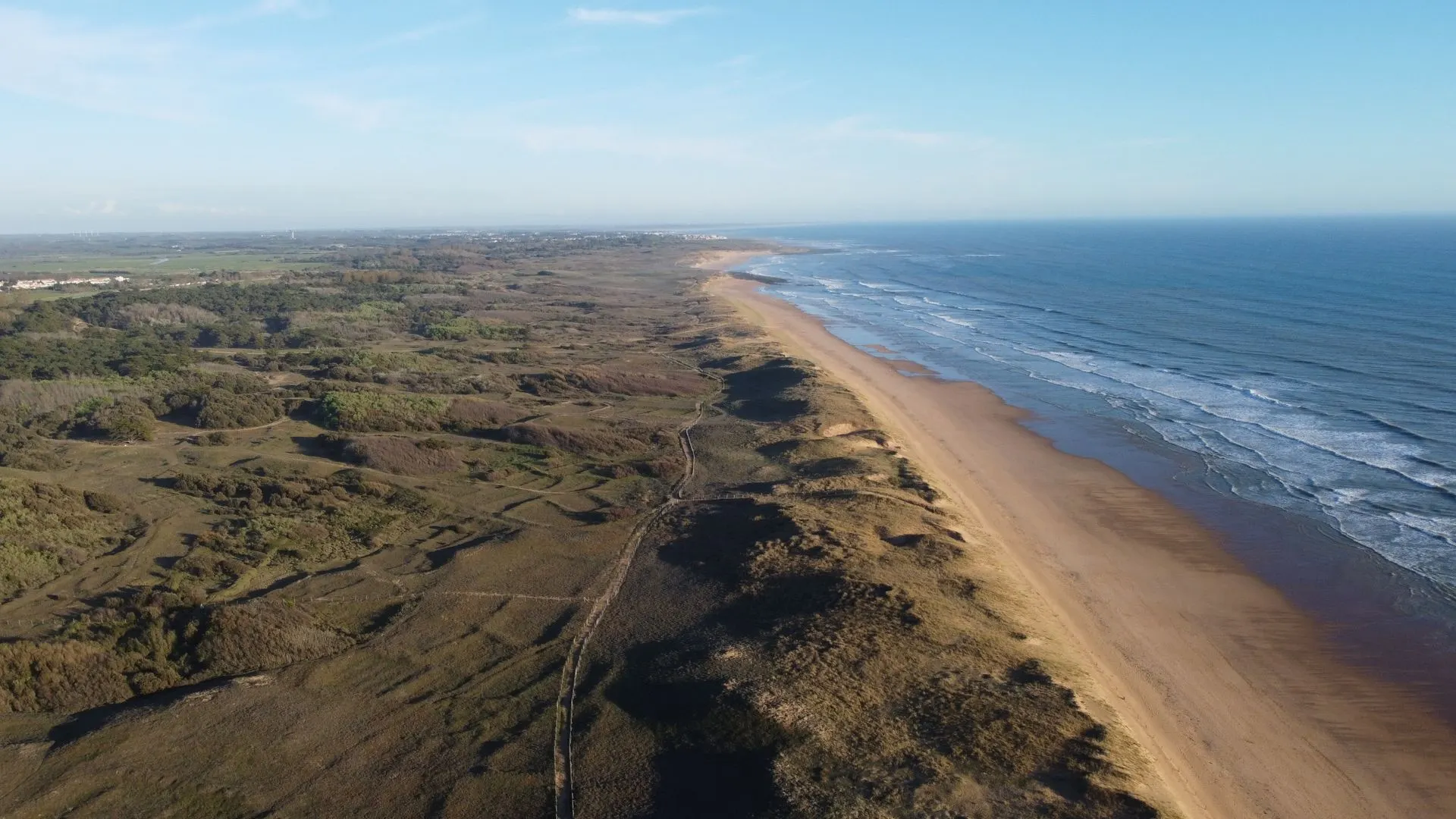 Vue aérienne d’une plage et des dunes de la côte vendéenne
